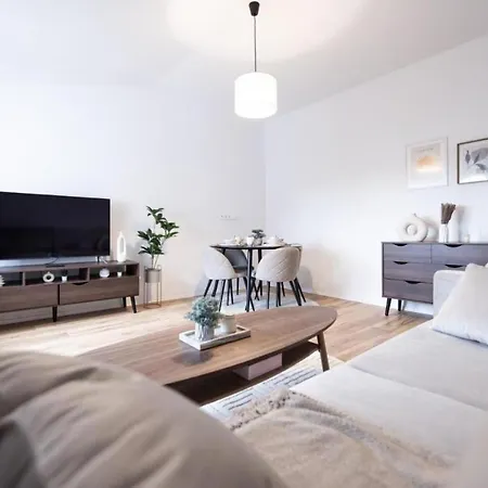 Immaculate 2-bed In Apartment *